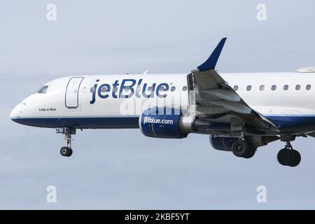 Avion commercial JetBlue Airways Embraer ERJ-190AR vu lors de l'atterrissage final à l'aéroport international JFK John F Kennedy de New York le 23 janvier 2020. L'avion à réaction régional fabriqué par le Brésil a l'immatriculation N281JB, capacité de 100 passagers, 2x moteurs GE et le nom de Lady in Blue. B6, JBU ou JETBLUE est un important transporteur aérien américain à faible coût, le sixième plus important aux États-Unis. (Photo de Nicolas Economou/NurPhoto) Banque D'Images