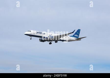 Avion commercial JetBlue Airways Embraer ERJ-190AR vu lors de l'atterrissage final à l'aéroport international JFK John F Kennedy de New York le 23 janvier 2020. L'avion à réaction régional fabriqué par le Brésil a l'immatriculation N281JB, capacité de 100 passagers, 2x moteurs GE et le nom de Lady in Blue. B6, JBU ou JETBLUE est un important transporteur aérien américain à faible coût, le sixième plus important aux États-Unis. (Photo de Nicolas Economou/NurPhoto) Banque D'Images