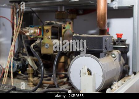 l'intérieur de la chaudière à gaz est démonté pour réparation Banque D'Images