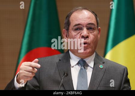 Le ministre algérien des Affaires étrangères, Sabri Boukadoum, prend la parole lors d'une conférence de presse lors d'une réunion des pays voisins de la Libye à Alger, en Algérie, du 23 au 25 janvier 2020. Des fonctionnaires d'Algérie, du Tchad, de l'Egypte, du Mali, du Niger, Le Soudan et la Tunisie, ainsi que l'Allemagne, se sont réunis dans le cadre des efforts internationaux visant à parvenir à un règlement politique du conflit libyen (photo de Billal Bensalem/NurPhoto) Banque D'Images