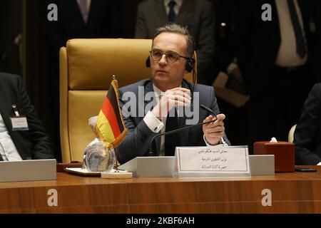 Le ministre allemand des Affaires étrangères Heiko Maas (R) assiste à une réunion des pays voisins de la Libye à Alger, en Algérie, du 23 au 25 janvier 2020. Des fonctionnaires d'Algérie, d'Egypte, d'Allemagne, du Mali, du Tchad, Le Niger, le Soudan et la Tunisie se sont réunis dans le cadre des efforts internationaux visant à parvenir à un règlement politique du conflit libyen (photo de Billal Bensalem/NurPhoto) Banque D'Images