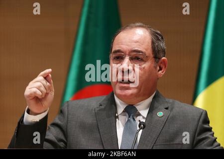 Le ministre algérien des Affaires étrangères, Sabri Boukadoum, prend la parole lors d'une conférence de presse lors d'une réunion des pays voisins de la Libye à Alger, en Algérie, du 23 au 25 janvier 2020. Des fonctionnaires d'Algérie, du Tchad, de l'Egypte, du Mali, du Niger, Le Soudan et la Tunisie, ainsi que l'Allemagne, se sont réunis dans le cadre des efforts internationaux visant à parvenir à un règlement politique du conflit libyen (photo de Billal Bensalem/NurPhoto) Banque D'Images