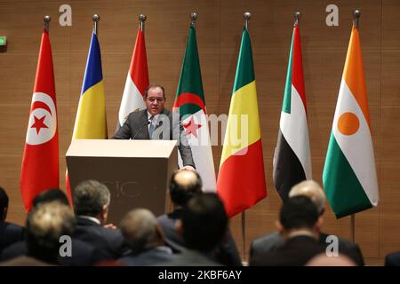 Le ministre algérien des Affaires étrangères, Sabri Boukadoum, prend la parole lors d'une conférence de presse lors d'une réunion des pays voisins de la Libye à Alger, en Algérie, du 23 au 25 janvier 2020. Des fonctionnaires d'Algérie, du Tchad, de l'Egypte, du Mali, du Niger, Le Soudan et la Tunisie, ainsi que l'Allemagne, se sont réunis dans le cadre des efforts internationaux visant à parvenir à un règlement politique du conflit libyen (photo de Billal Bensalem/NurPhoto) Banque D'Images