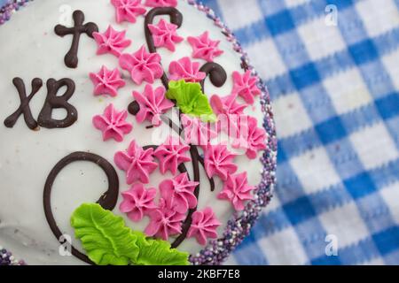 Gâteau de Pâques sur fond bleu sur la table Banque D'Images