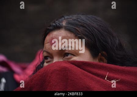 Un portrait de la femme hindoue népalaise pendant le festival narayan de Madhavv ou le Swasthani Brata Katha au temple de Pashupathnath, Katmandou, Népal sur 24 janvier 2020. Les femmes hindoues népalaises observent un jeûne et prient pour la déesse Swasthani pour la longue vie de leurs maris et la prospérité familiale pendant un mois de fête à jeun. (Photo de Narayan Maharajan/NurPhoto) Banque D'Images