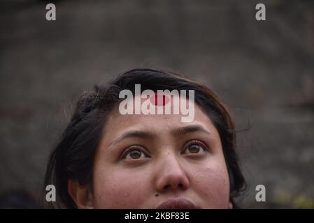 Un portrait de la femme hindoue népalaise pendant le festival narayan de Madhavv ou le Swasthani Brata Katha au temple de Pashupathnath, Katmandou, Népal sur 24 janvier 2020. Les femmes hindoues népalaises observent un jeûne et prient pour la déesse Swasthani pour la longue vie de leurs maris et la prospérité familiale pendant un mois de fête à jeun. (Photo de Narayan Maharajan/NurPhoto) Banque D'Images