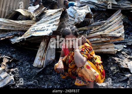 Les habitants des bidonvilles bangladais ont vu chercher leurs effets personnels après un incendie dévastateur qui a éclaté dans le bidonville de Chalantika la nuit dernière à Dhaka, au Bangladesh, sur 24 janvier 2020. Au moins 200 bidonvilles ont été éviscérés comme le feu dévastateur qui a éclaté dans le bidonville de Chalantika dans le Mirpur de Dhaka. (Photo par Mamunur Rashid/NurPhoto) Banque D'Images