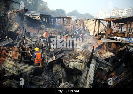 Les habitants des bidonvilles bangladais ont vu chercher leurs effets personnels après un incendie dévastateur qui a éclaté dans le bidonville de Chalantika la nuit dernière à Dhaka, au Bangladesh, sur 24 janvier 2020. Au moins 200 bidonvilles ont été éviscérés comme le feu dévastateur qui a éclaté dans le bidonville de Chalantika dans le Mirpur de Dhaka. (Photo de Sony Ramany/NurPhoto) Banque D'Images