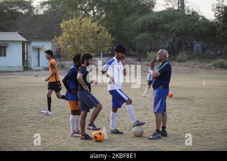 Formation du club de football du FC Simla Youngs à Delhi, Inde, le 2 avril 2018. Les conditions en Inde pour le football sont difficiles. La chaleur - la saison dans les compétitions inférieures n'est que de deux mois, c'est-à-dire en mars et avril. Les mauvaises surfaces et le smog posent également problème. Simla Youngs est un club qui a été fondé en 1936 et qui est l'un des plus traditionnels d'Inde. Récemment, des clubs comme Barcelona Gurgaon, Paris Saint Germain ont commencé à ouvrir leurs académies de football, les frais de ces académies ne sont pas bon marché. Les formateurs viennent d'Europe pour les formations, les champions du monde David Trezeguet, Alessandro del Piero Banque D'Images