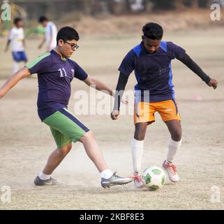 Formation du club de football du FC Simla Youngs à Delhi, Inde, le 2 avril 2018. Les conditions en Inde pour le football sont difficiles. La chaleur - la saison dans les compétitions inférieures n'est que de deux mois, c'est-à-dire en mars et avril. Les mauvaises surfaces et le smog posent également problème. Simla Youngs est un club qui a été fondé en 1936 et qui est l'un des plus traditionnels d'Inde. Récemment, des clubs comme Barcelona Gurgaon, Paris Saint Germain ont commencé à ouvrir leurs académies de football, les frais de ces académies ne sont pas bon marché. Les formateurs viennent d'Europe pour les formations, les champions du monde David Trezeguet, Alessandro del Piero Banque D'Images