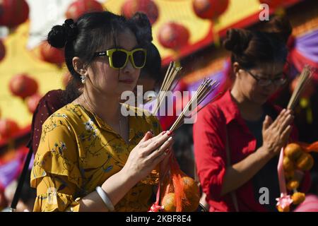 Les Chinois thaïlandais prient lors des célébrations du nouvel an lunaire à Wat Mangkon Kamalawat dans Chinatown, Bangkok, 24 janvier 2020. (Photo par Anusak Laowilas/NurPhoto) Banque D'Images