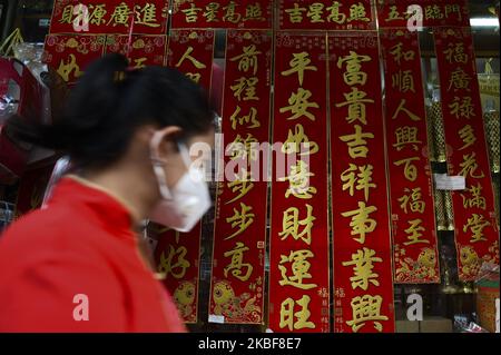 Une femme portant des masques de visage en raison de la pollution pendant les célébrations du nouvel an lunaire à Chinatown, Bangkok , Thaïlande, 24 janvier 2020. (Photo par Anusak Laowilas/NurPhoto) Banque D'Images