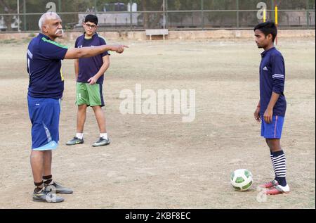 Formation du club de football du FC Simla Youngs à Delhi, Inde, le 2 avril 2018. Coach Tushar Dev donne des instructions aux joueurs. Les conditions en Inde pour le football sont difficiles. La chaleur - la saison dans les compétitions inférieures n'est que de deux mois, c'est-à-dire en mars et avril. Les mauvaises surfaces et le smog posent également problème. Simla Youngs est un club qui a été fondé en 1936 et qui est l'un des plus traditionnels d'Inde. Récemment, des clubs comme Barcelona Gurgaon, Paris Saint Germain ont commencé à ouvrir leurs académies de football, les frais de ces académies ne sont pas bon marché. Les formateurs viennent d'Europe pour les formations, monde ch Banque D'Images