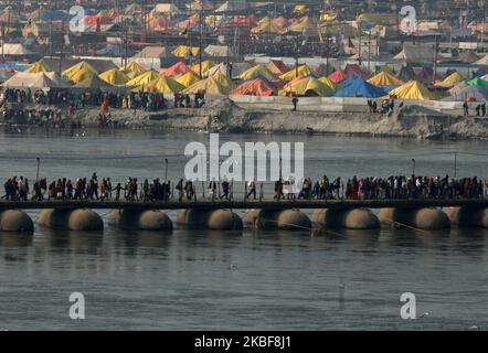 Les dévotés se déplacent sur un pont-citerne provisoire sur le fleuve Ganges pour prendre un bain Saint à sangam , confluent des fleuves Ganga , Yamuna et mythologique Saraswati , sur le jour de baignade Saint et propice de Mauni Amavasya dans Allahabad sur 24 janvier , 2020 . (Photo de Ritesh Shukla ) (photo de Ritesh Shukla/NurPhoto) Banque D'Images