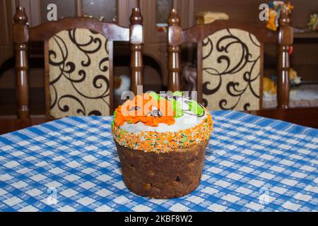 Gâteau de Pâques maison sur la table pour les vacances de Pâques Banque D'Images