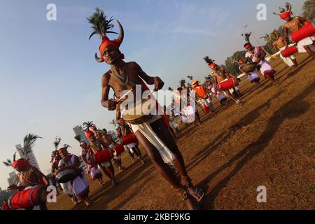 Des artistes portant des tenues traditionnelles de la danse d'État du Maharashtra 'Rela' lors d'une répétition des célébrations de la Journée de la République indienne à Shivaji Park, à Mumbai, Inde, le 25 janvier 2020. (Photo par Himanshu Bhatt/NurPhoto) Banque D'Images