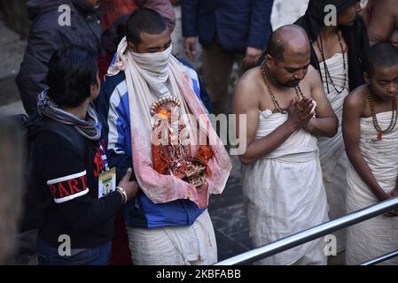 Des dévotés hindous népalais portant l'idole Madhav Narayan dans l'étang de Pharing pendant le festival de Madhav Narayan ou Swasthani Brata Katha au temple de Pashupathnath, Katmandou, Népal samedi, 25 janvier 2020. Les femmes hindoues népalaises observent un jeûne et prient pour la déesse Swasthani pour la longue vie de leurs maris et la prospérité familiale pendant un mois de fête à jeun. (Photo de Narayan Maharajan/NurPhoto) Banque D'Images