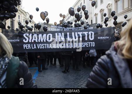 Les gens tiennent une bannière disant «nous pleurons votre mépris» à Rome, sur 25 janvier 2020. Un millier de personnes ont participé à une manifestation pour défendre le christianisme et contre les attaques contre le chrétien dans le monde entier, dans le centre de Rome. (Photo de Christian Minelli/NurPhoto) Banque D'Images