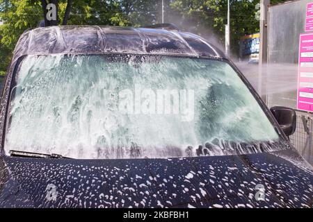 la fenêtre avant de la voiture mousse moderne pour les lave-auto Banque D'Images