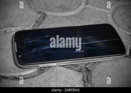 Verre cassé de smartphone sur la pierre Banque D'Images