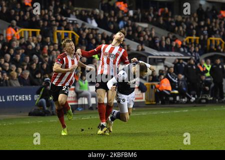 Jed Wallace (R) de Millwall et Jack Robinson, Michael Verrips de Sheffield, se sont Unis en action lors du match de quatrième tour de la FA Cup entre Millwall et Sheffield, Unis au Den on 25 janvier 2020 à Londres, en Angleterre. (Photo par MI News/NurPhoto) Banque D'Images