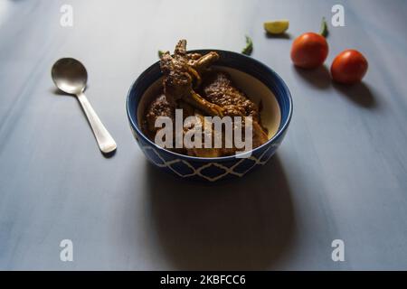 Cari de poulet de style Kerala dans un bol. Vue du dessus. Banque D'Images