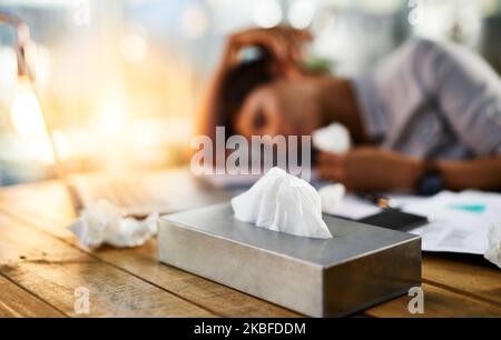 Je ne pense pas pouvoir travailler aujourd'hui. Une femme d'affaires travaillant dans son bureau tout en souffrant d'allergies. Banque D'Images