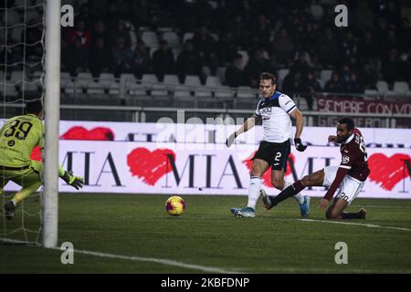 Le défenseur Atalanta Rafael Toloi (2) tire le ballon pendant la série Un match de football n.21 TORINO - ATALANTA on 25 janvier 2020 au Stadio Olimpico Grande Torino à Turin, Piémont, Italie. (Photo de Matteo Bottanelli/NurPhoto) Banque D'Images