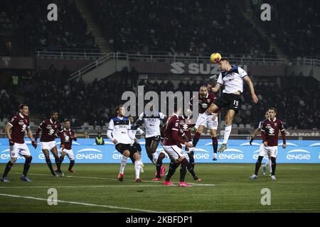 Le défenseur Atalanta Berat Djimsiti (19) dirige le ballon pendant le match de football de la série A n.21 TORINO - ATALANTA on 25 janvier 2020 au Stadio Olimpico Grande Torino à Turin, Piémont, Italie. (Photo de Matteo Bottanelli/NurPhoto) Banque D'Images