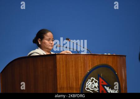 Onsari Gharti Magar la première femme Présidente du Parlement du Népal prenant la parole devant le Parlement après Agni Sapkota, après avoir élu à l'unanimité Présidente de la Chambre des représentants à Katmandou, Népal dimanche, 26 janvier 2020. (Photo de Narayan Maharajan/NurPhoto) Banque D'Images