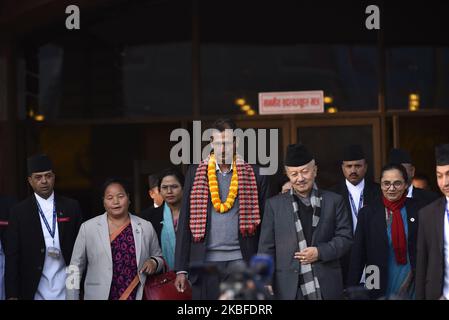 Onsari Gharti Magar la première femme Présidente du Parlement du Népal (L), Agni Sapkota (C), Subash Chandra Nembang ancien Président de l'Assemblée constituante du Népal (R) se présentant à la presse rencontre après avoir élu à l'unanimité Président de la Chambre des représentants à Katmandou, Népal dimanche, 26 janvier 2020. (Photo de Narayan Maharajan/NurPhoto) Banque D'Images