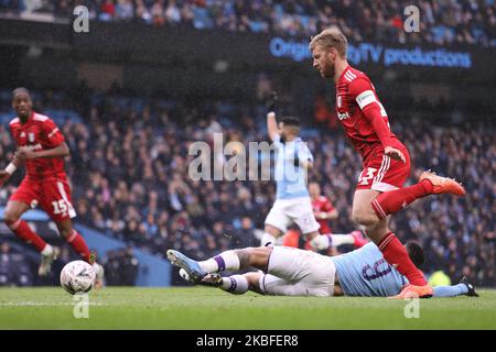 Gabriel Jesus de Manchester City est fouillé par Tim Ream de Fulham et remporte une pénalité lors du match de la FA Cup entre Manchester City et Fulham au Etihad Stadium de Manchester le dimanche 26th janvier 2020. (Photo de Tim Markland/MI News/NurPhoto) Banque D'Images