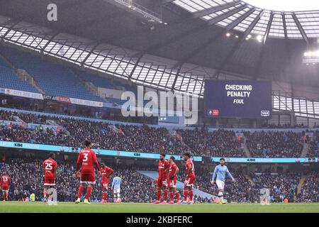 LE VAR vérifie une pénalité Gabriel Jesus de Manchester City est fouillé par Tim Ream de Fulham lors du match de la FA Cup entre Manchester City et Fulham au Etihad Stadium de Manchester le dimanche 26th janvier 2020. (Photo de Tim Markland/MI News/NurPhoto) Banque D'Images