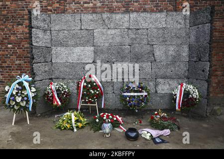 Fleurs déposées par des délégations, dont Nancy Pelosi, Présidente de la Chambre des représentants des États-Unis, par le mur de la mort de l'ancien camp de concentration et d'extermination allemand nazi d'Auschwitz I à Oswiecim, en Pologne, sur 26 janvier 2020. Le 27th janvier, les dirigeants mondiaux célébreront le 75th anniversaire de la libération d'Auschwitz. (Photo de Beata Zawrzel/NurPhoto) Banque D'Images