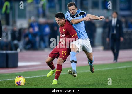 Cengiz Under of AS Roma est défié par Senad Lulic de SS Lazio lors de la série Un match entre Roma et Lazio au Stadio Olimpico, Rome, Italie, le 26 janvier 2020. (Photo de Giuseppe Maffia/NurPhoto) Banque D'Images