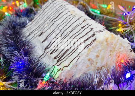 gâteau d'hiver sous forme de toit pour les vacances Banque D'Images