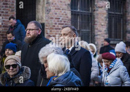 Le Président de la Pologne, Andrzej Duda, au centre, assiste à l'hommage floral dans le bloc d'extermination 11 du camp de concentration d'Auschwitz pour le 75th anniversaire de sa libération, le 27 janvier 2020, à Oswiecim, en Pologne. (Photo de Celestino Arce/NurPhoto) Banque D'Images