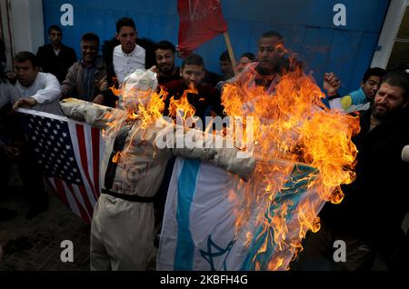 Les manifestants palestiniens brûlent une effigie dépeignant le président américain Donald Trump lors d'une protestation contre le plan de paix américain au Moyen-Orient, à Gaza, 27 janvier 2020. (Photo de Majdi Fathi/NurPhoto) Banque D'Images