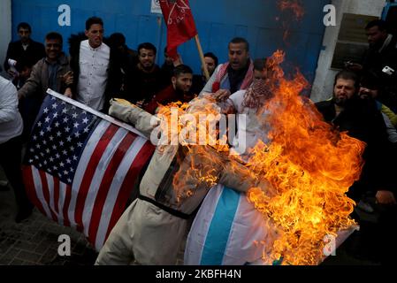 Les manifestants palestiniens brûlent une effigie dépeignant le président américain Donald Trump lors d'une protestation contre le plan de paix américain au Moyen-Orient, à Gaza, 27 janvier 2020. (Photo de Majdi Fathi/NurPhoto) Banque D'Images