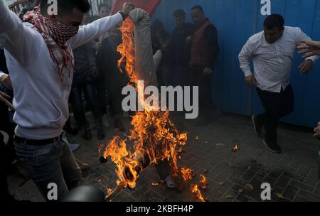 Les manifestants palestiniens brûlent une effigie dépeignant le président américain Donald Trump lors d'une protestation contre le plan de paix américain au Moyen-Orient, à Gaza, 27 janvier 2020. (Photo de Majdi Fathi/NurPhoto) Banque D'Images