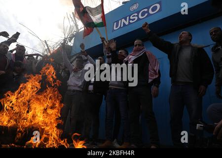 Les manifestants palestiniens brûlent une effigie dépeignant le président américain Donald Trump lors d'une protestation contre le plan de paix américain au Moyen-Orient, à Gaza, 27 janvier 2020. (Photo de Majdi Fathi/NurPhoto) Banque D'Images