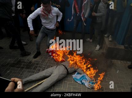 Les manifestants palestiniens brûlent une effigie dépeignant le président américain Donald Trump lors d'une protestation contre le plan de paix américain au Moyen-Orient, à Gaza, 27 janvier 2020. (Photo de Majdi Fathi/NurPhoto) Banque D'Images