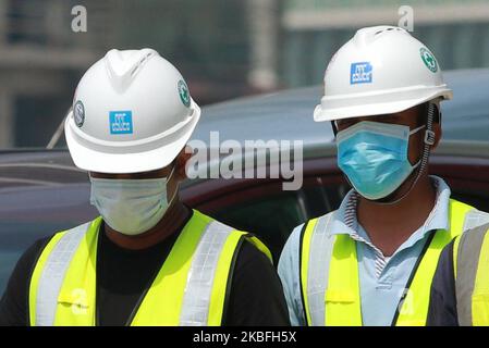 Des ouvriers de la construction indiens et sri-lankais sortent d'un méga-chantier de construction portant des masques faciaux à la suite de l'épidémie de virus Corona en Chine, à Colombo, au Sri Lanka, le 27 janvier 2020. Le président sri-lankais Gotabaya Rajapaksa a nommé la semaine dernière un Comité d'action national pour prévenir la propagation du virus Corona au Sri Lanka. Le Sri Lankan Medical Research Institute a confirmé (le 27) que quatre patients soupçonnés d'avoir été infectés par le virus Corona n'étaient pas infectés. (Photo de Thharaka Basnayaka/NurPhoto) Banque D'Images