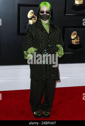 LOS ANGELES, CALIFORNIE, États-Unis - JANVIER 26 : la chanteuse Billie Eilish Wearing Gucci arrive aux GRAMMY Awards annuels 62nd qui se tiennent au Staples Center sur 26 janvier 2020 à Los Angeles, Californie, États-Unis. (Photo par Xavier Collin/image Press Agency/NurPhoto) Banque D'Images