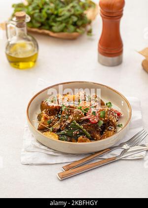 Portion de salade d'aubergines croustillantes gastronomiques Banque D'Images