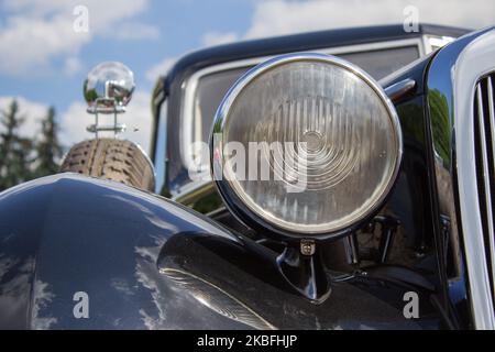 voiture rétro noire avec phare rond Banque D'Images