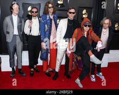 LOS ANGELES, CALIFORNIE, États-Unis - JANVIER 26 : Matt Shultz, Brad Shultz, champion Jared, Daniel Tichenor, Nick Bockrath et Minster de Matthan de la cage l'éléphant arrivent aux GRAMMY Awards annuels 62nd qui se tiennent au Staples Center de 26 janvier 2020 à Los Angeles, Californie, États-Unis. (Photo par Xavier Collin/image Press Agency/NurPhoto) Banque D'Images