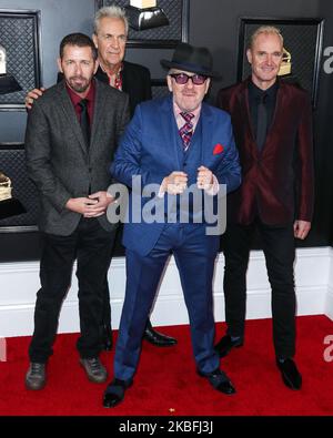 LOS ANGELES, CALIFORNIE, États-Unis - JANVIER 26 : Pete Thomas, Elvis Costello, Davey Faragher et Sebastian Krys des Imposters arrivent aux GRAMMY Awards 62nd annuels qui se tiennent au Staples Center de 26 janvier 2020 à Los Angeles, Californie, États-Unis. (Photo par Xavier Collin/image Press Agency/NurPhoto) Banque D'Images