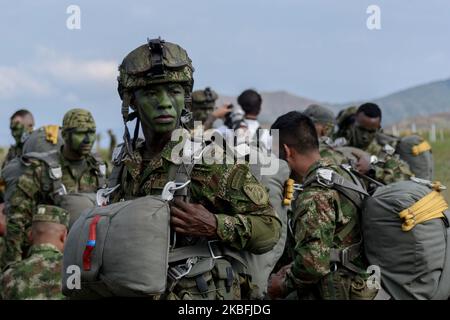 Exercice aérien consistant à lancer des parachutistes des États-Unis et de la Colombie. Les États-Unis participeront avec 75 parachutistes de la 82nd Airborne Division à fort Bragg, en Caroline du Nord, et 40 membres de l'Armée du Sud. Les Forces militaires colombiennes exposeront leurs capacités, en particulier celles de l'Armée de l'Air, avec C295 et C130 avions, des hélicoptères. Des experts du Brésil y assisteront également en qualité d'observateurs. Dans la base militaire de Tolemaida, Colombie sur 26 janvier 2020. (Photo de Vanessa Gonzalez/NurPhoto) Banque D'Images