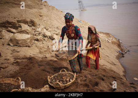 De gauche à droite, Ratna (10) , porte la pierre à côté de la rivière Dholai à Bholaganj , Sylhet au Bangladesh le 27 janvier 2020. Au moins 74 travailleurs ont été tués au cours des trois dernières années suite à plusieurs accidents alors qu'ils travaillaient dans des carrières de pierre et des zones de collision de pierre à Sylhet, selon un rapport des médias. (Photo de Syed Mahamudur Rahman/NurPhoto) Banque D'Images